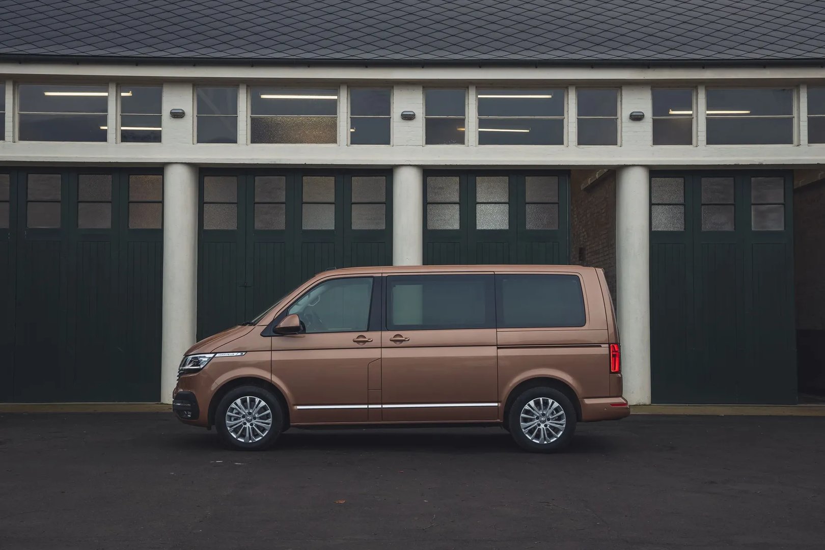 Volkswagen_Caravelle_6_generation_restyling__Minivan__10.jpg