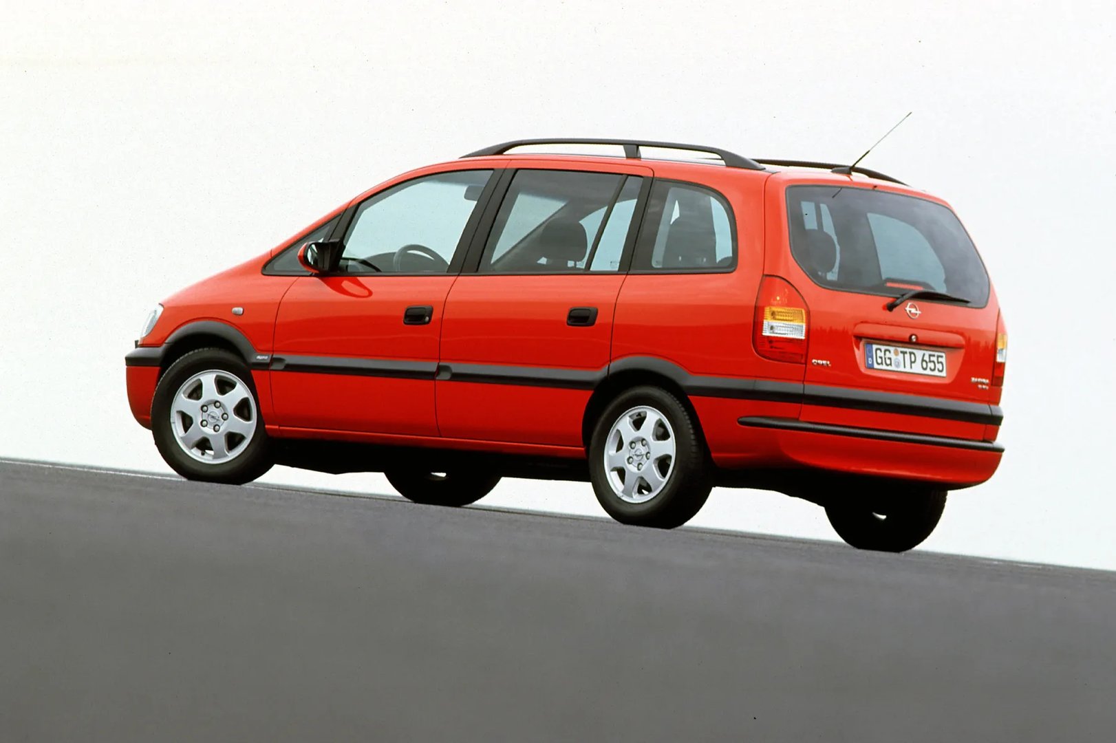 Opel_Zafira_1_generation__Compact_Van__7.jpg