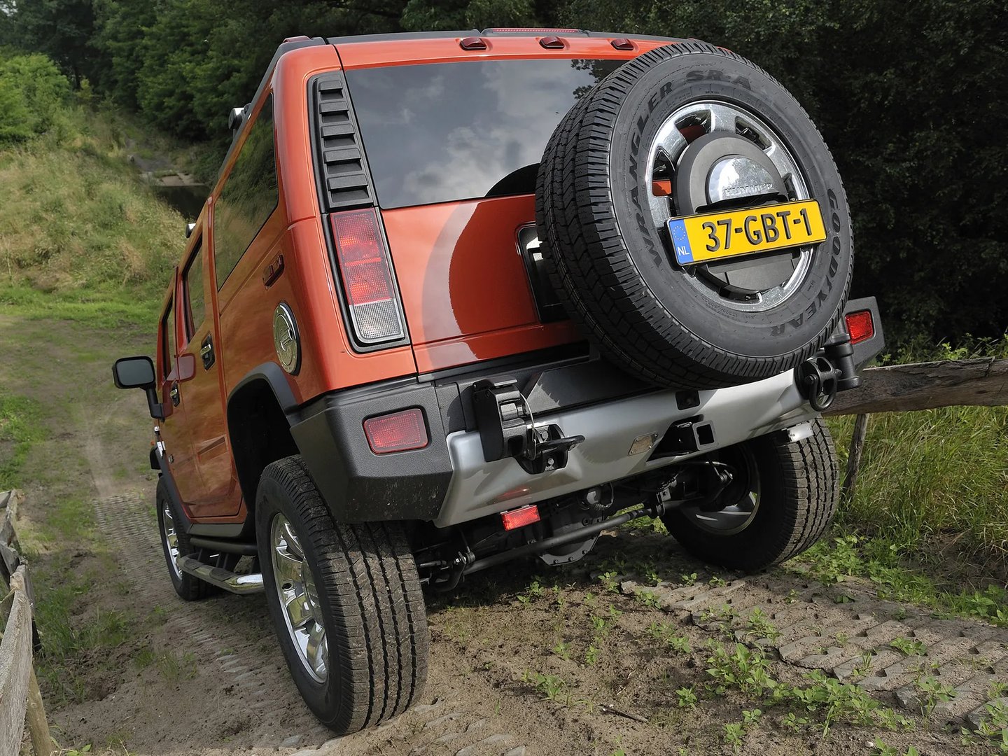 Hummer_H2_1_generation__SUV_5-doors__8.jpg