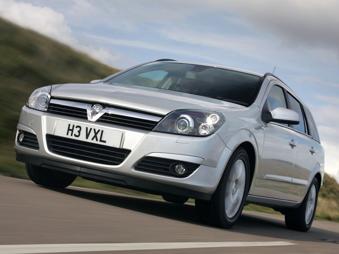 vauxhall_Astra_5_generation__Estate_5-door__14.jpg