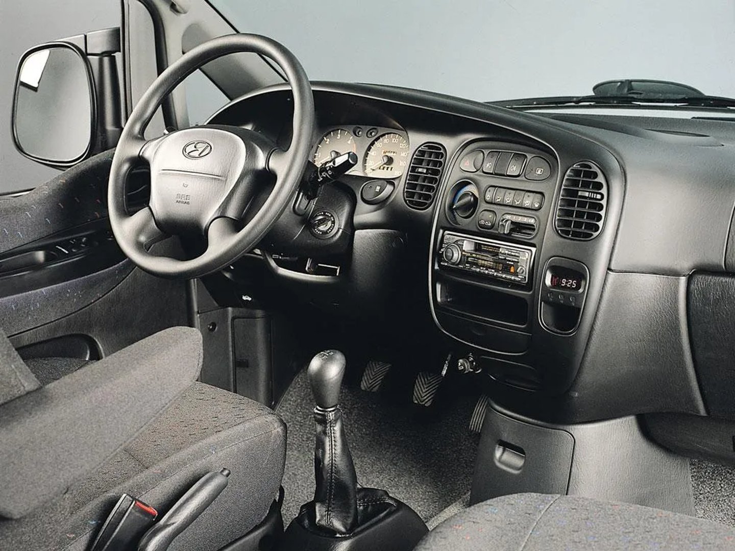 Hyundai_i800_1_generation__Minivan__8.jpg