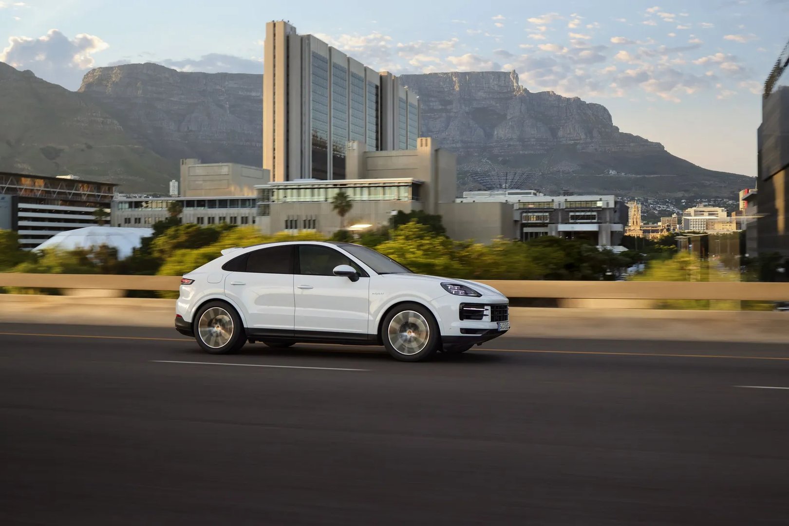 Porsche_Cayenne_Coupe_1_generation_restyling__SUV_Coupe__4.jpg
