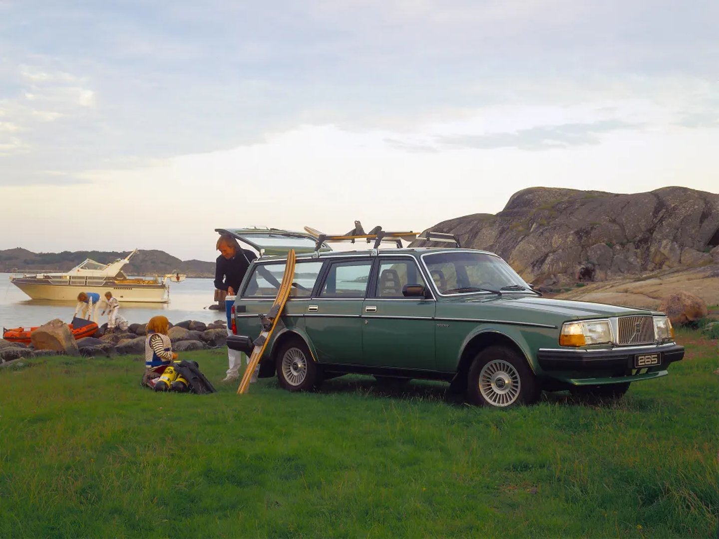 Volvo_260_Series_1_generation__Estate_5-door__2.jpg