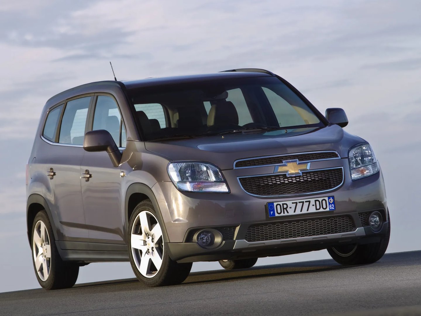 Chevrolet_Orlando_1_generation__Compact_Van__9.jpg