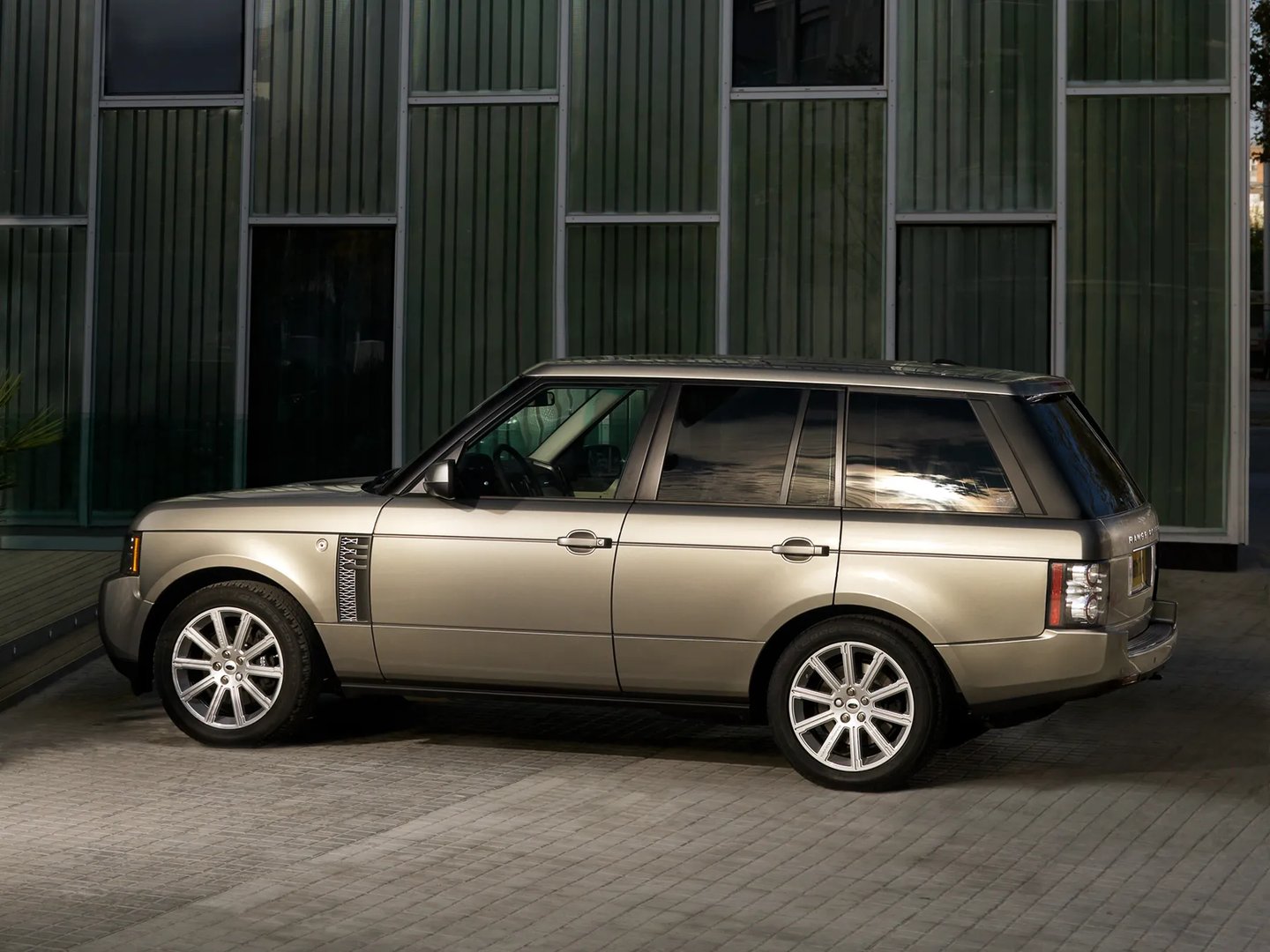 Land Rover_Range_Rover_3_generation_restyling_2__SUV_5-doors__5.jpg