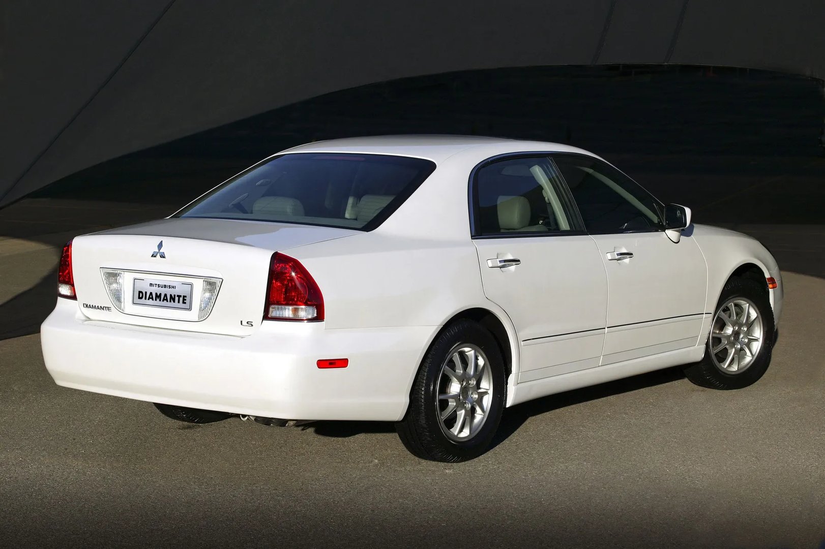 Mitsubishi_Diamante_2_generation__Sedan__9.jpg