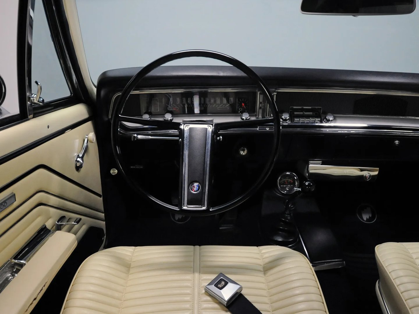 Buick_Skylark_3_generation__Coupe__9.jpg