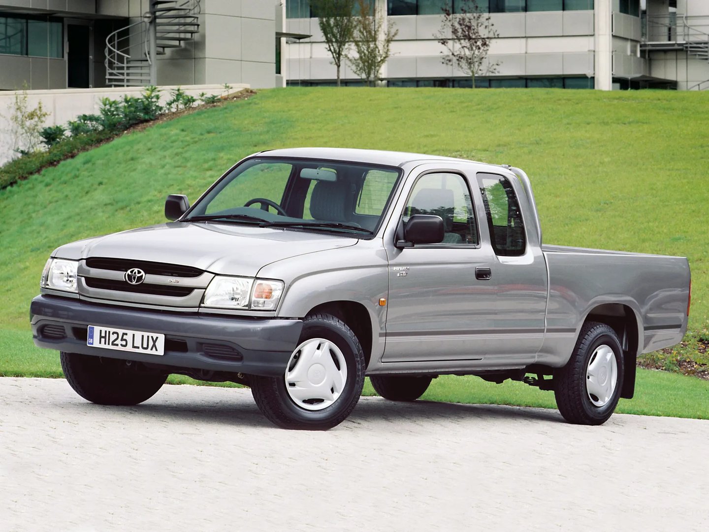 Toyota_Hilux_6_generation_restyling__Pickup_1.5-cab__5.jpg