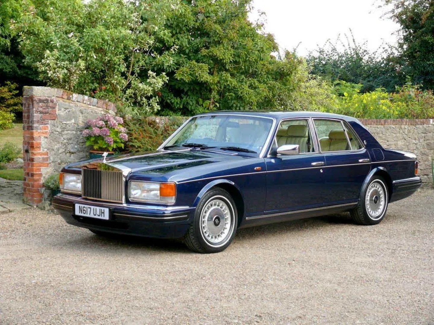 Rolls-Royce_Silver_Spirit_4_generation__Sedan__1.jpg