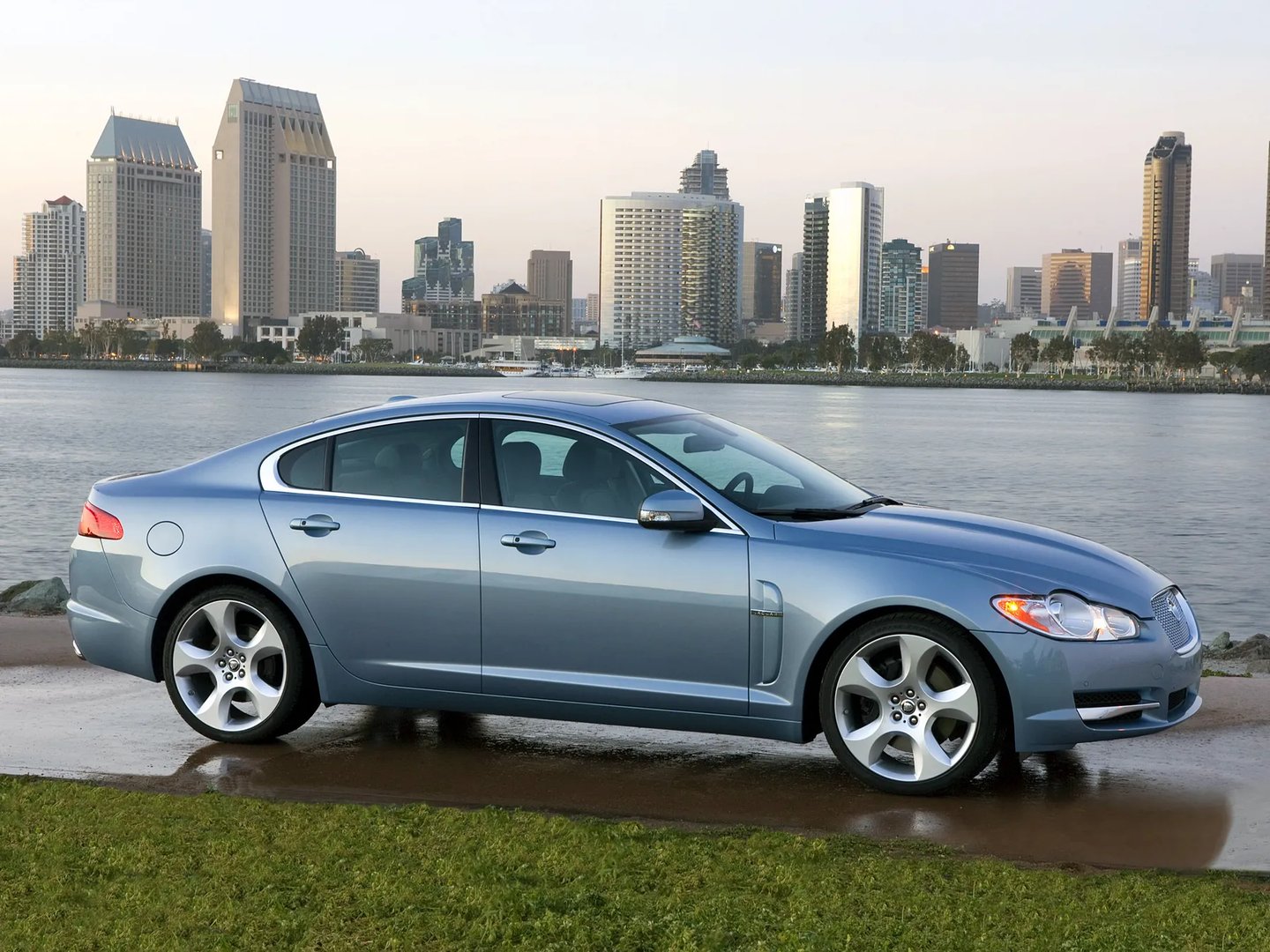 Jaguar_XF_1_generation__Sedan__5.jpg
