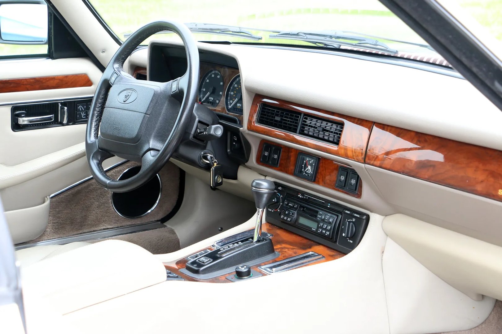Jaguar_XJS_3_generation__Cabrio__13.jpg