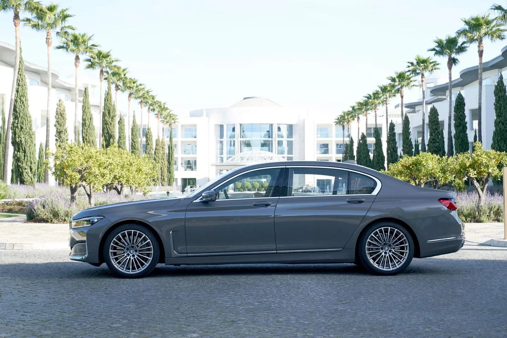 BMW_7_series_6_generation_restyling__Sedan_Long__3.jpg