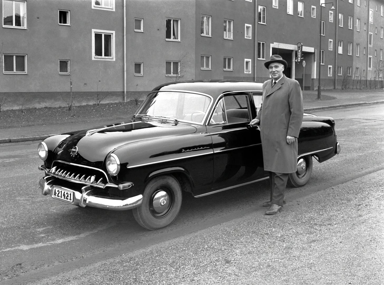 Opel_Kapitan_2_generation__Sedan__5.jpg