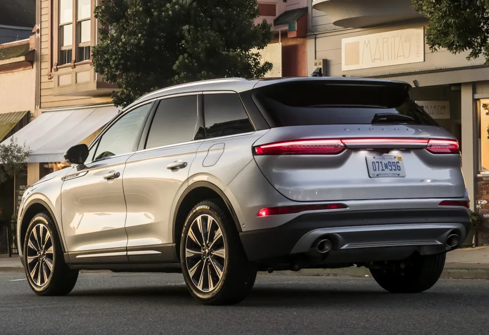 Lincoln_Corsair_1_generation__SUV_5-doors__9.jpg
