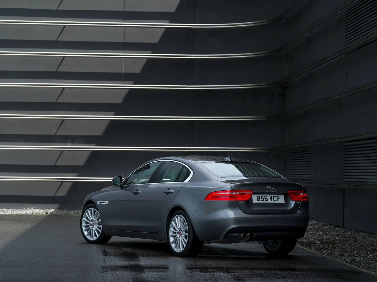 Jaguar_XE_1_generation__Sedan__10.jpg