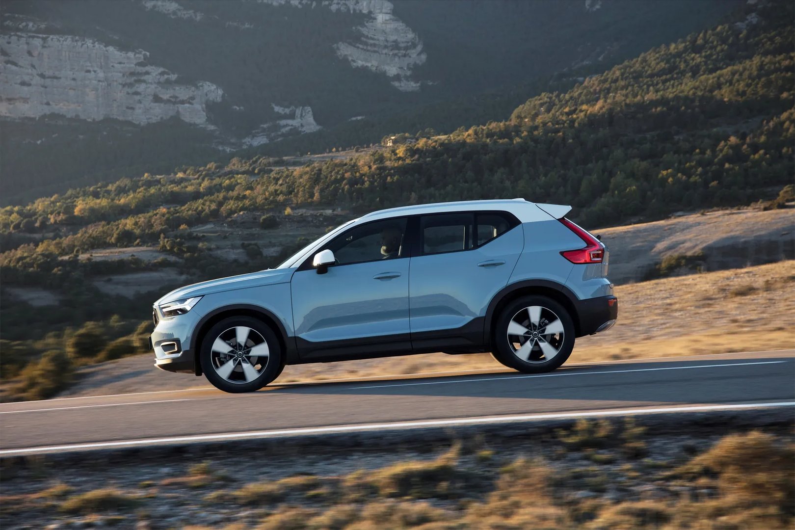 Volvo_XC40_1_generation__SUV_5-doors__8.jpg