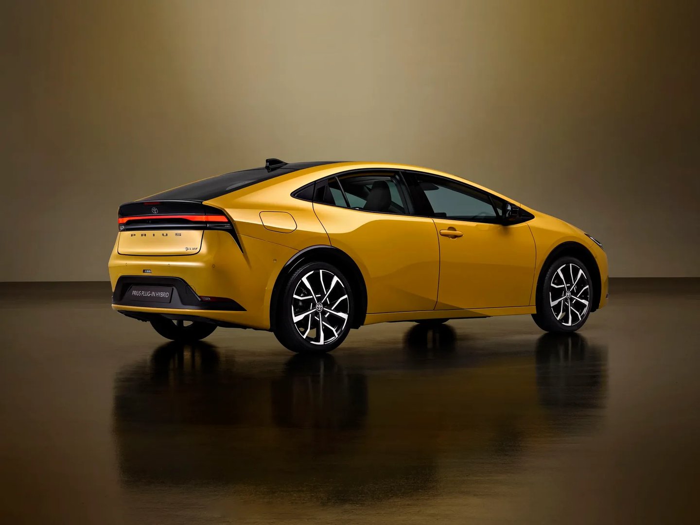 Toyota_Prius_Plug-In_5_generation__Liftback__10.jpg