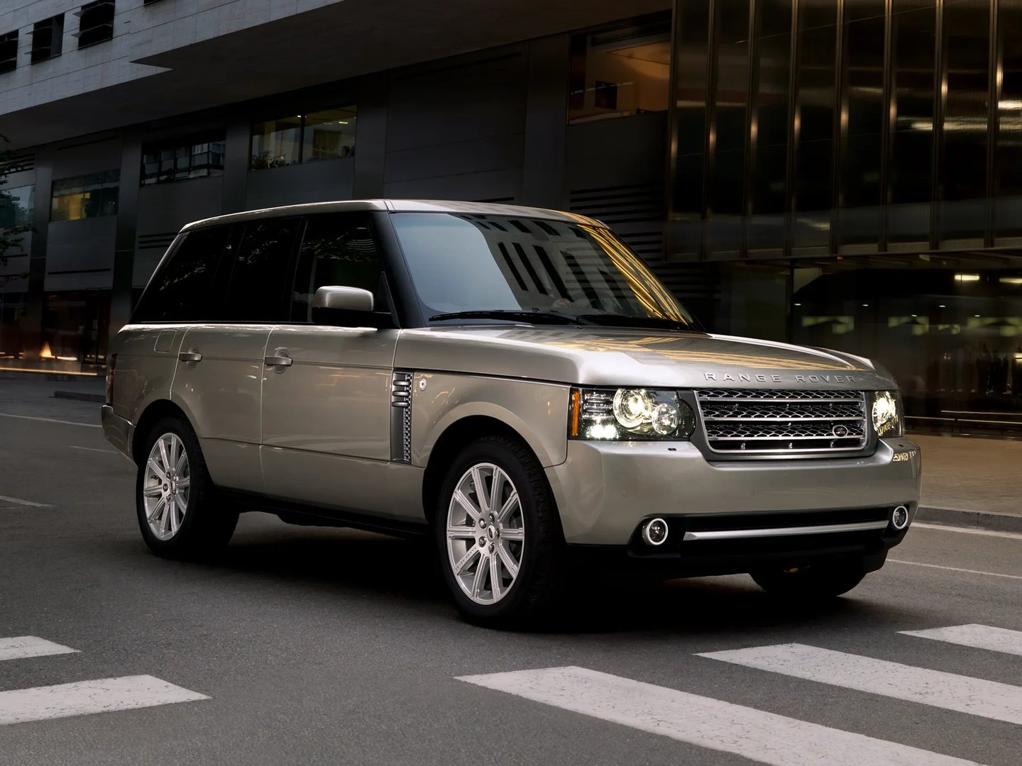 Land Rover_Range_Rover_3_generation_restyling_2__SUV_5-doors__9.jpg