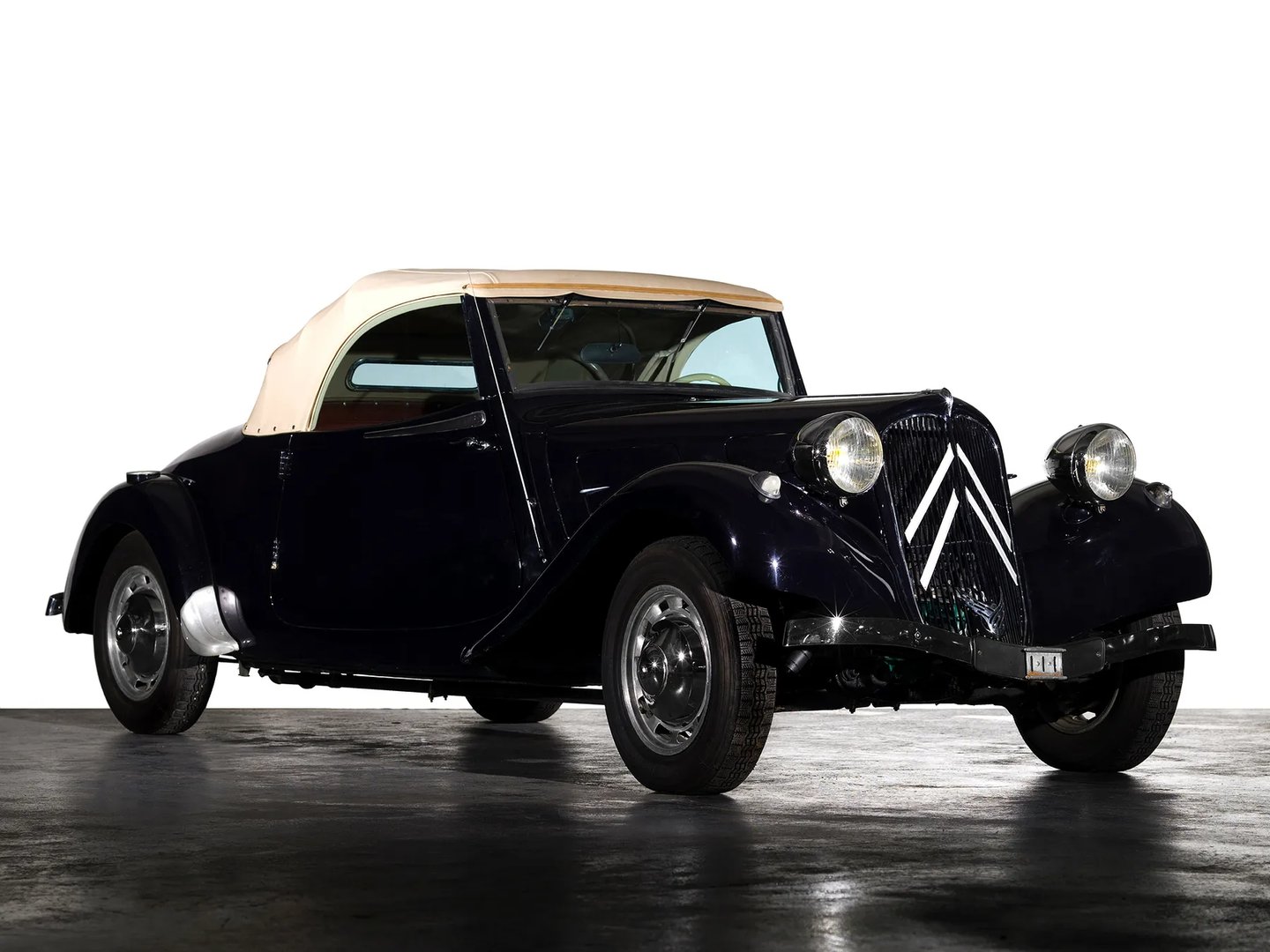 Citroen_Traction_Avant_1_generation__Cabrio__7.jpg