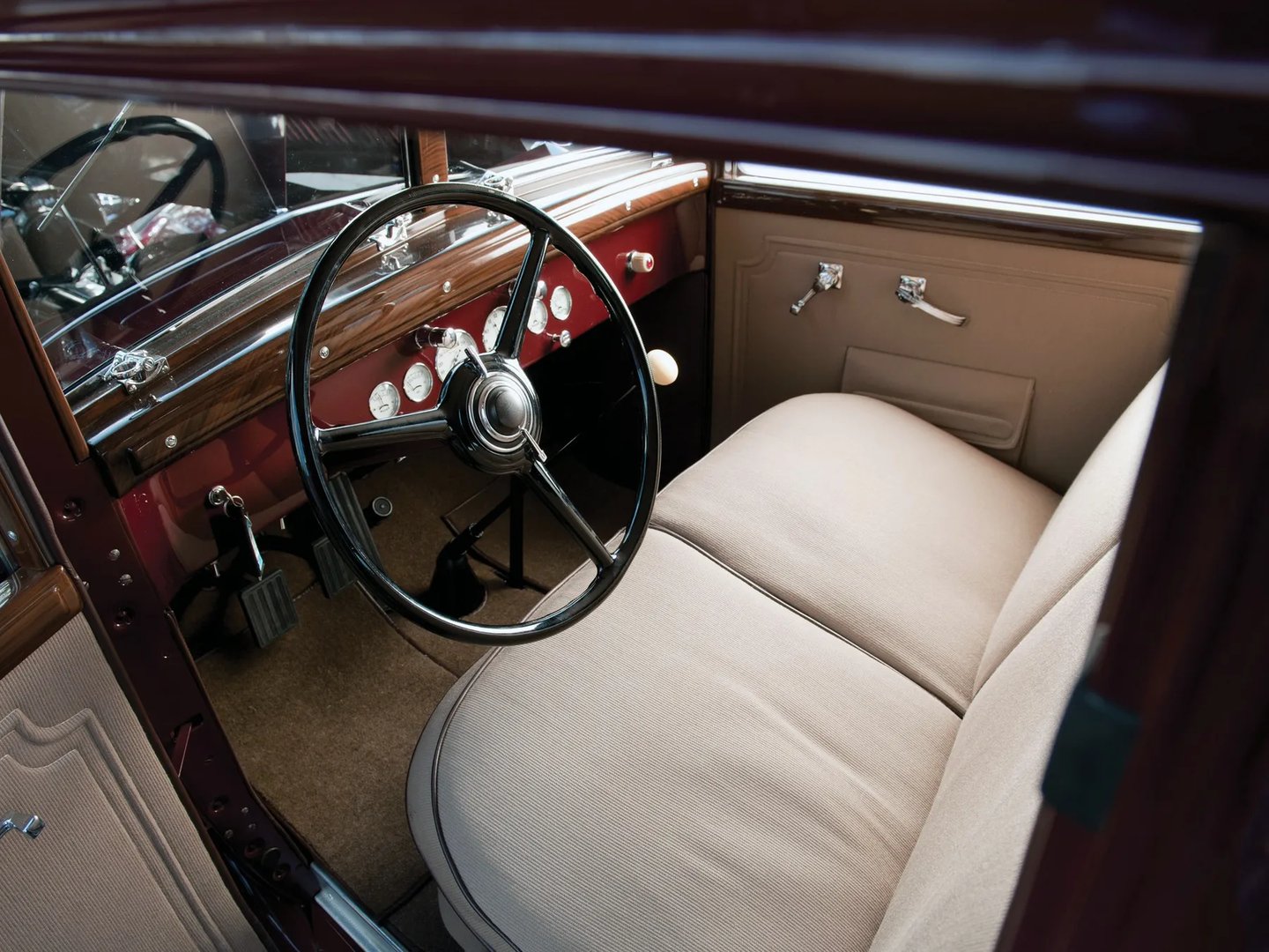 Chrysler_Imperial_2_generation__Sedan__11.jpg