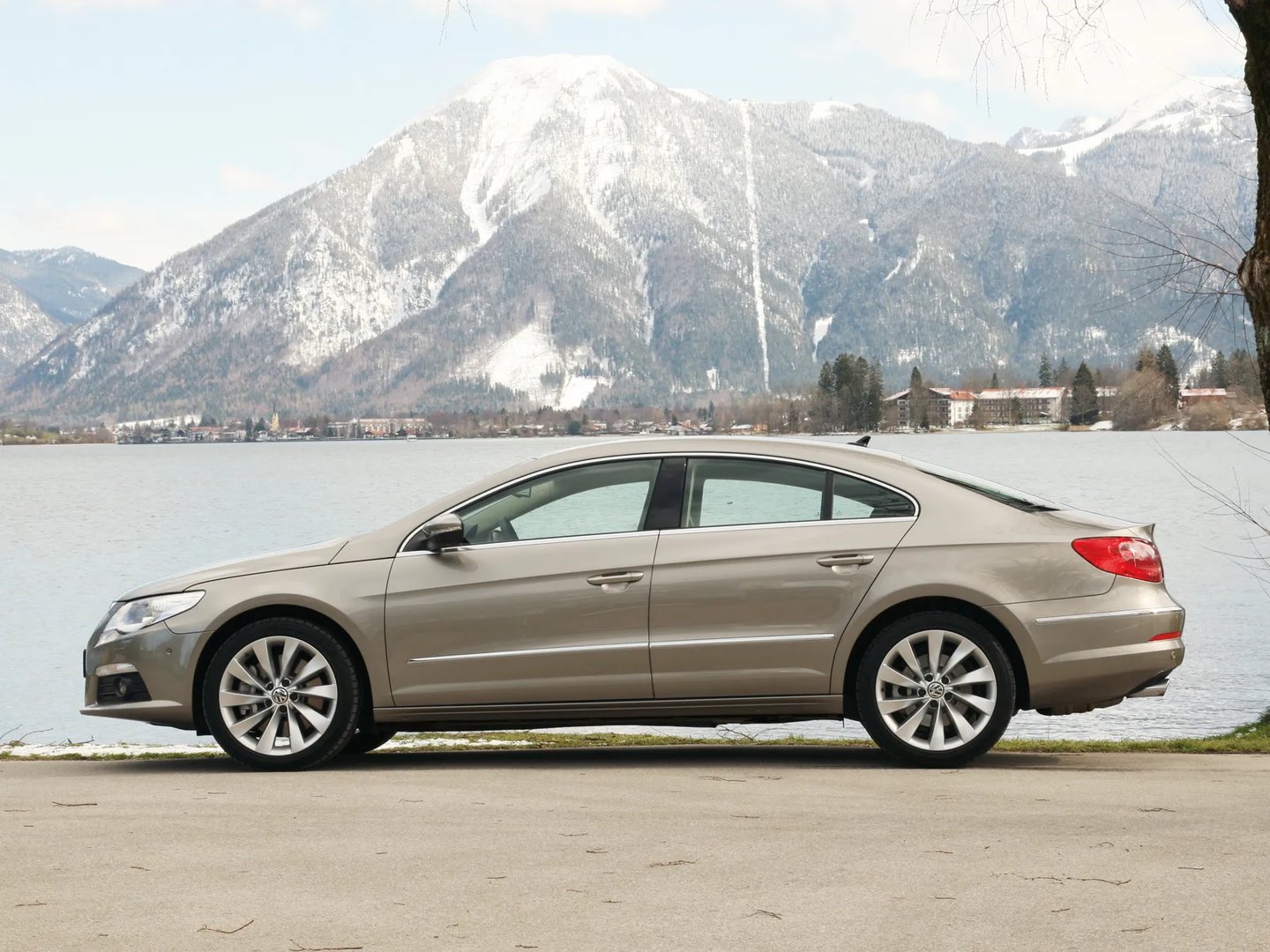 Volkswagen_Passat_CC_1_generation__Fastback__2.jpg