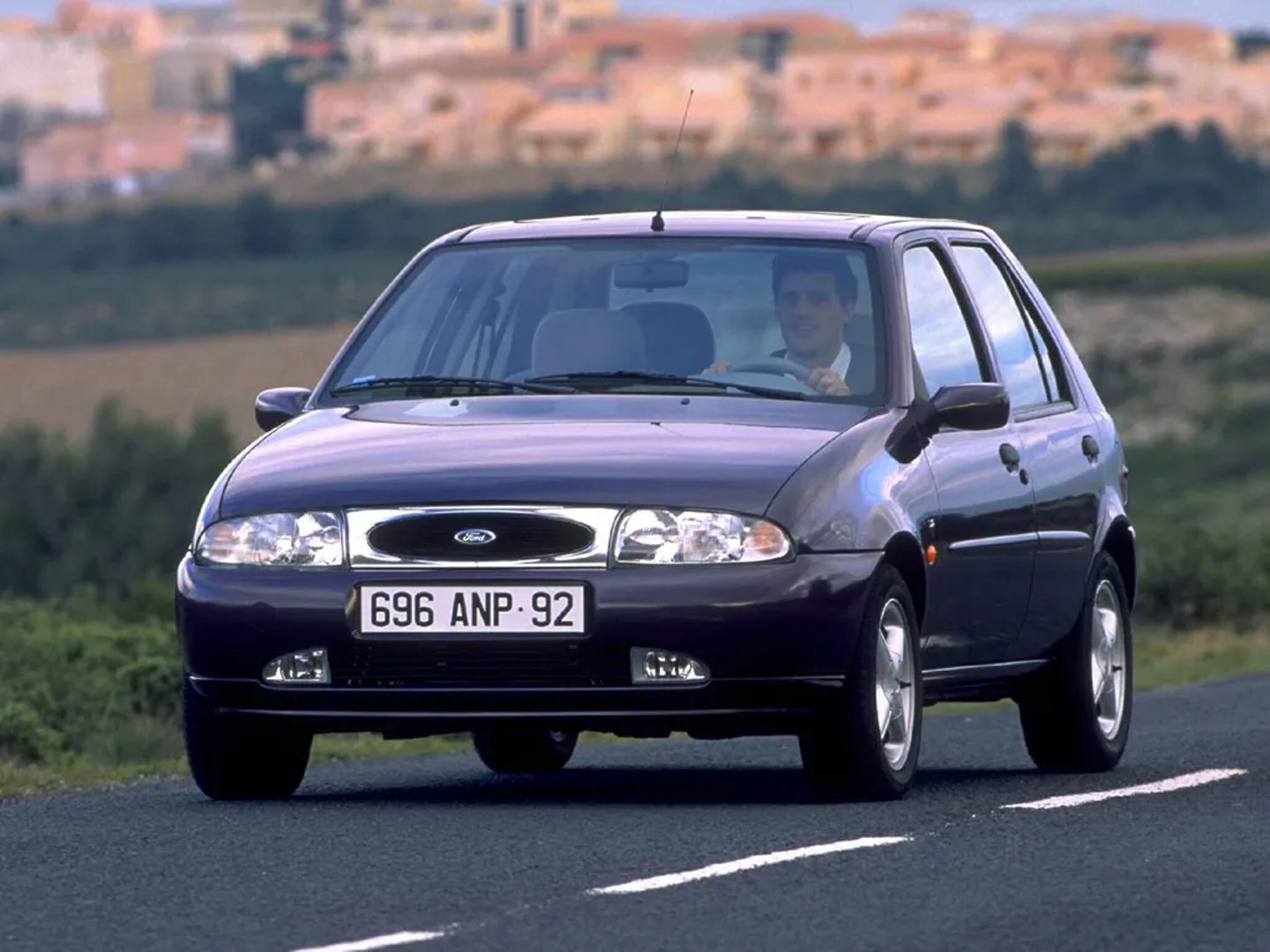 Ford_Fiesta_4_generation__Mini_5-doors__4.jpg