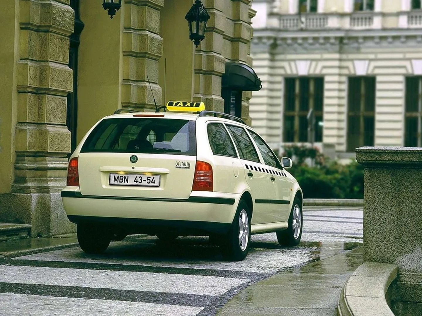 Skoda_Octavia_1_generation__Estate_5-door__2.jpg