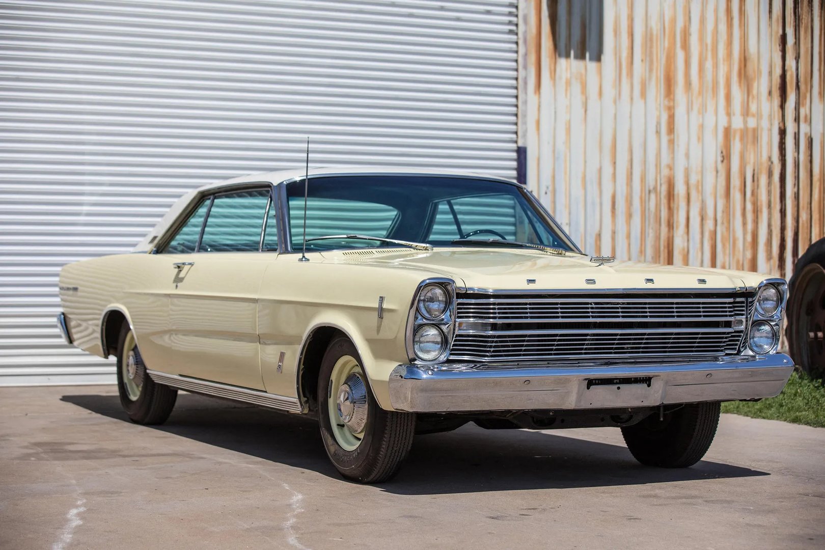 Ford_Galaxie_(USA)_3_generation__Coupe_Hardtop__1.jpg