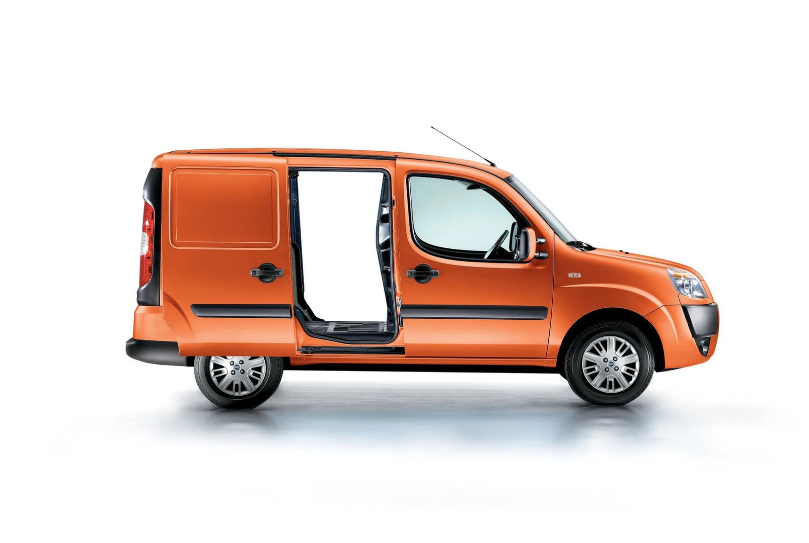 Fiat_Doblo_1_generation_restyling__Van__4.jpg