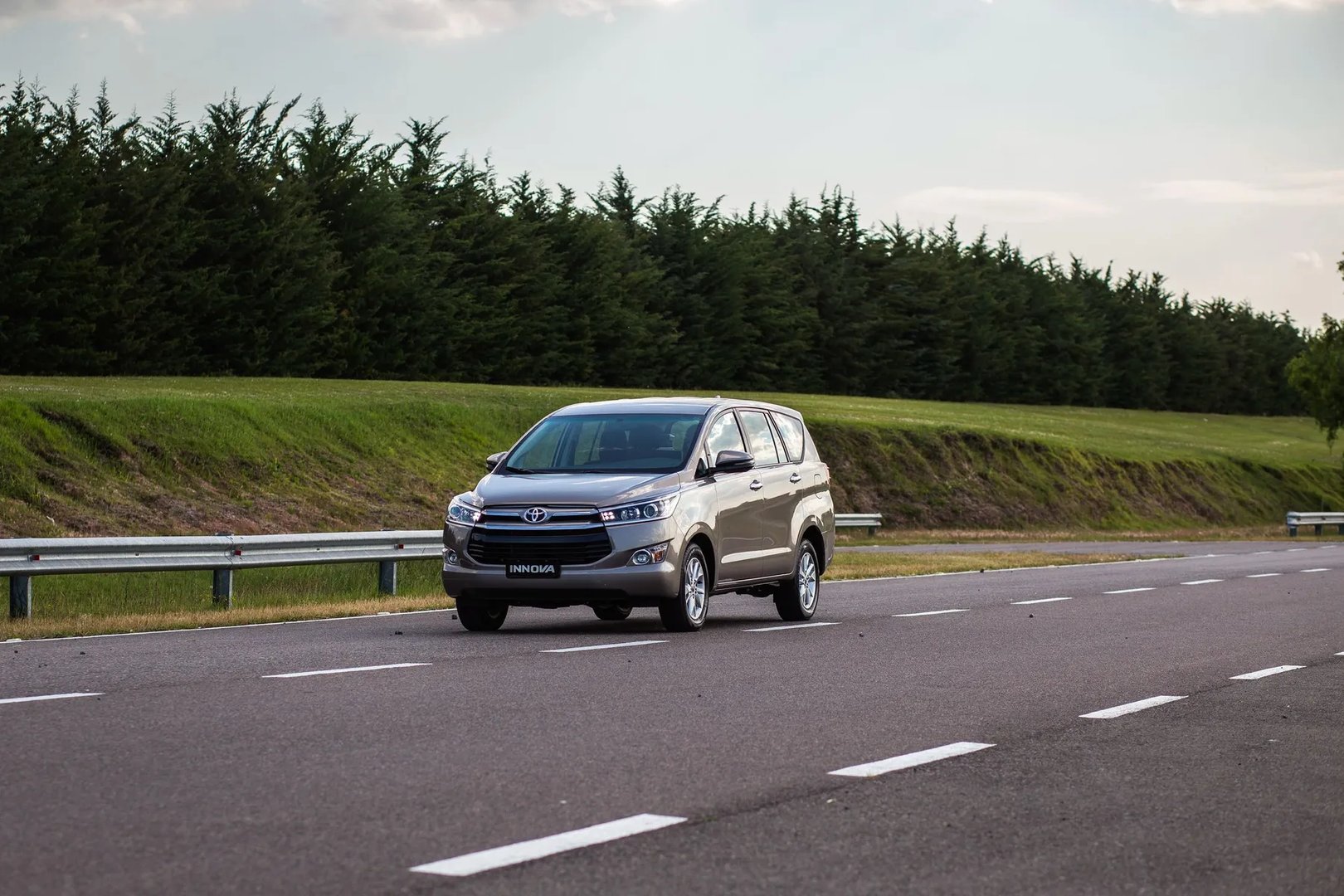 Toyota_Innova_2_generation__Compact_Van__7.jpg