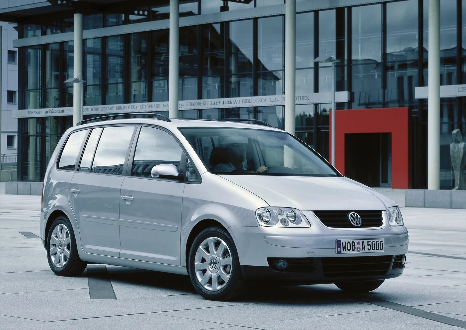 Volkswagen_Touran_1_generation__Compact_Van__4.jpg
