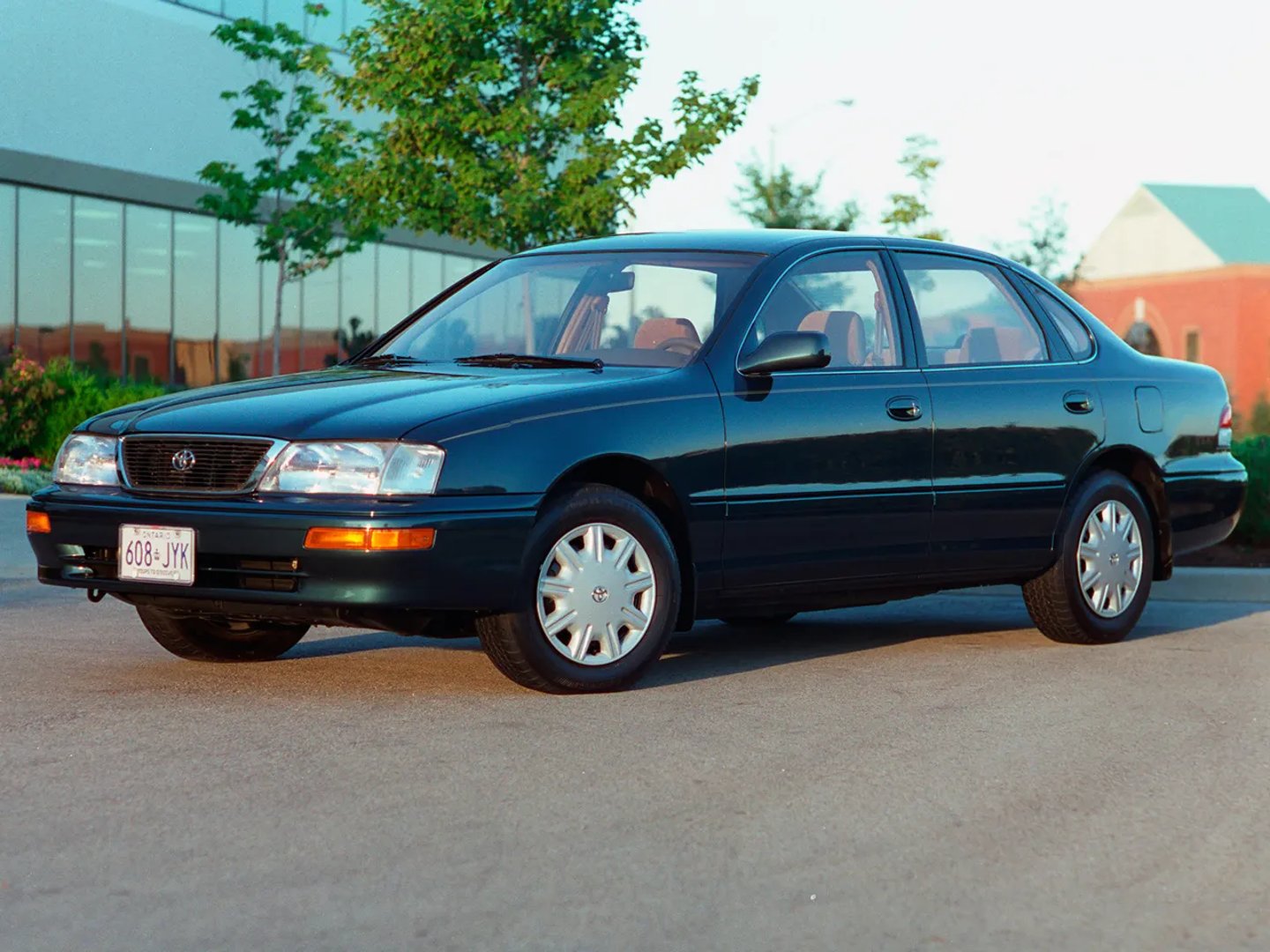 Toyota_Avalon_1_generation__Sedan__3.jpg