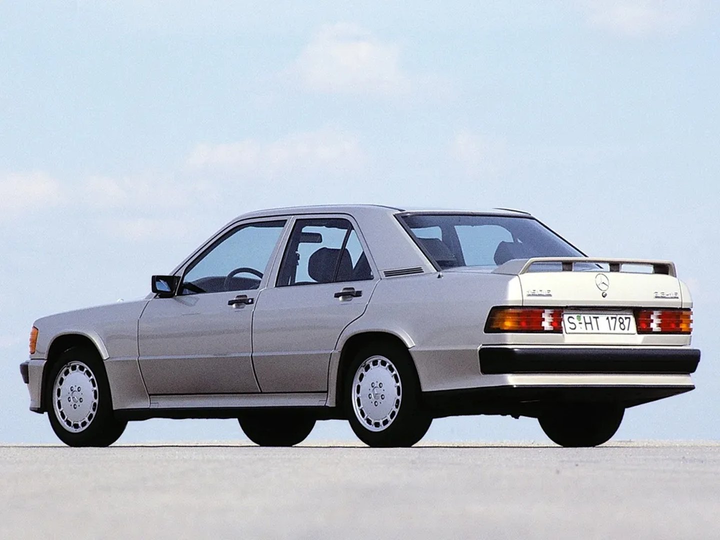 Mercedes_190_(W201)_1_generation__Sedan__5.jpg
