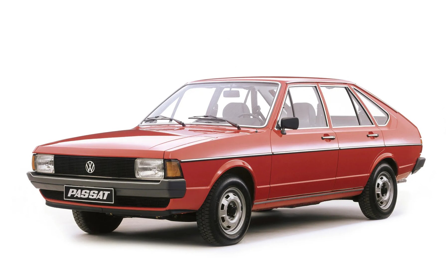 Volkswagen_Passat_1_generation__Hatchback_5-door__3.jpg