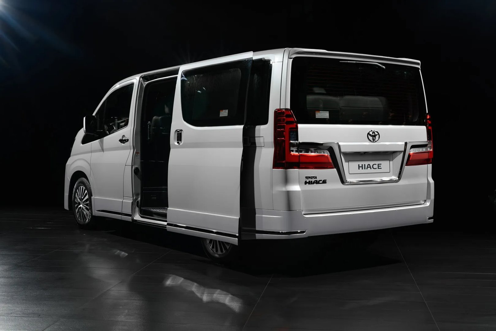Toyota_HiAce_4_generation__Minivan__1.jpg
