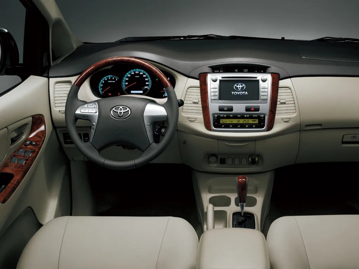 Toyota_Innova_1_generation__Compact_Van__10.jpg