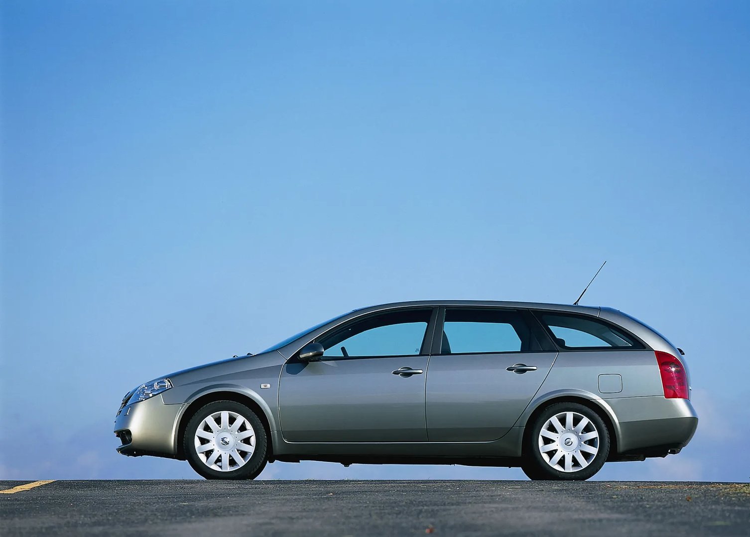 Nissan_Primera_3_generation__Estate_5-door__3.jpg