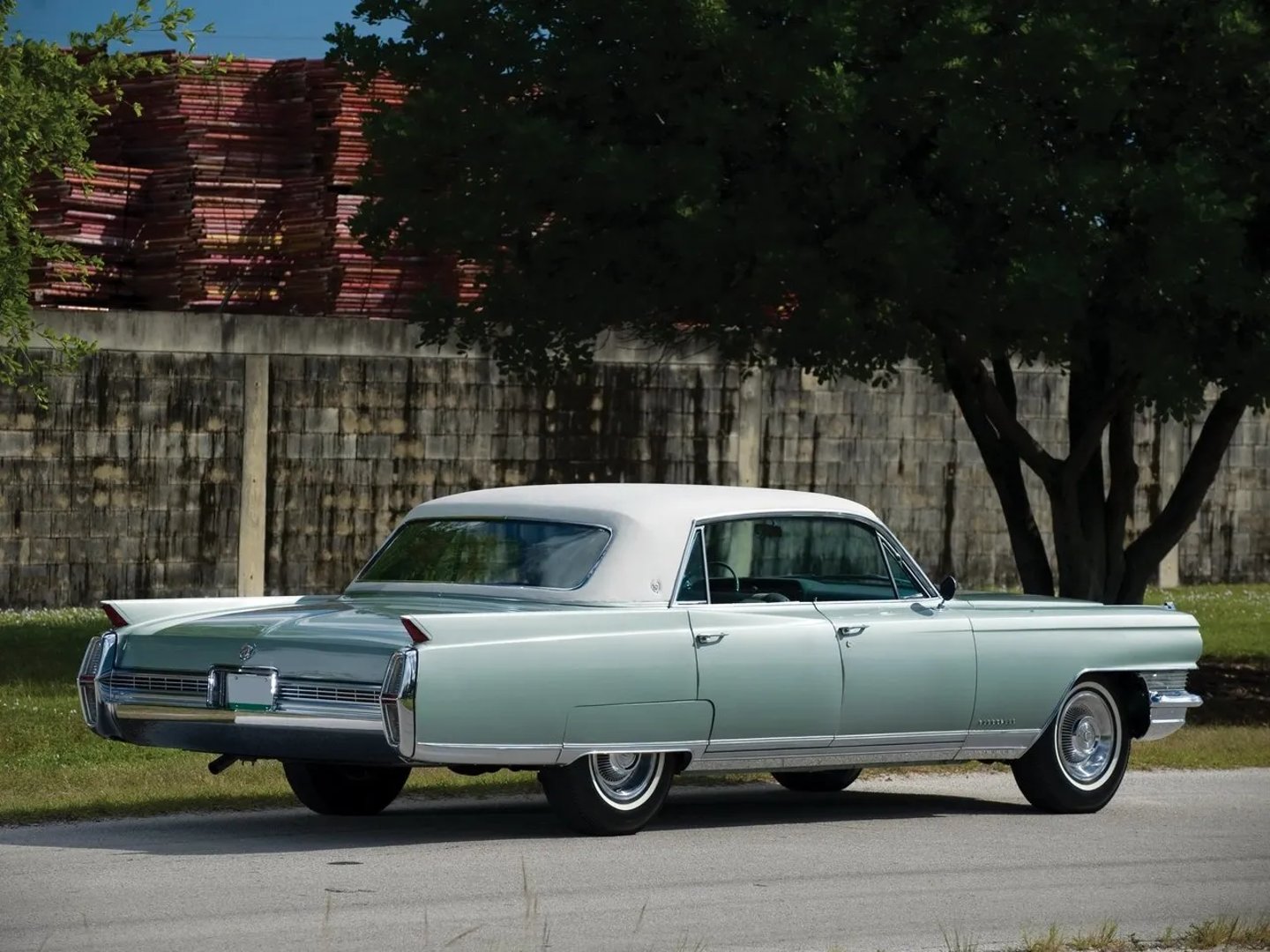 Cadillac_Fleetwood_1_generation__Sedan__1.jpg