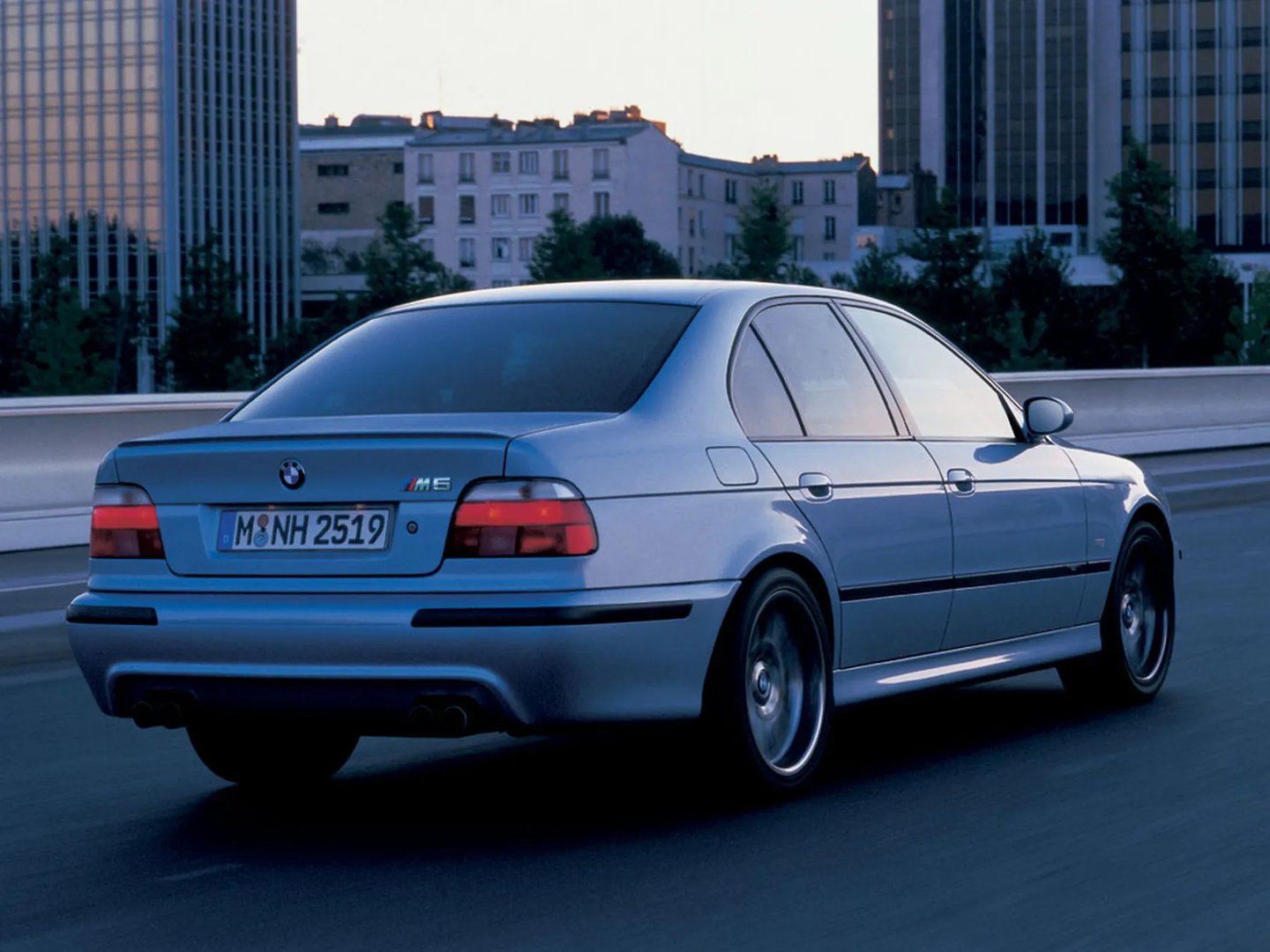 BMW_M5_3_generation__Sedan__1.jpg