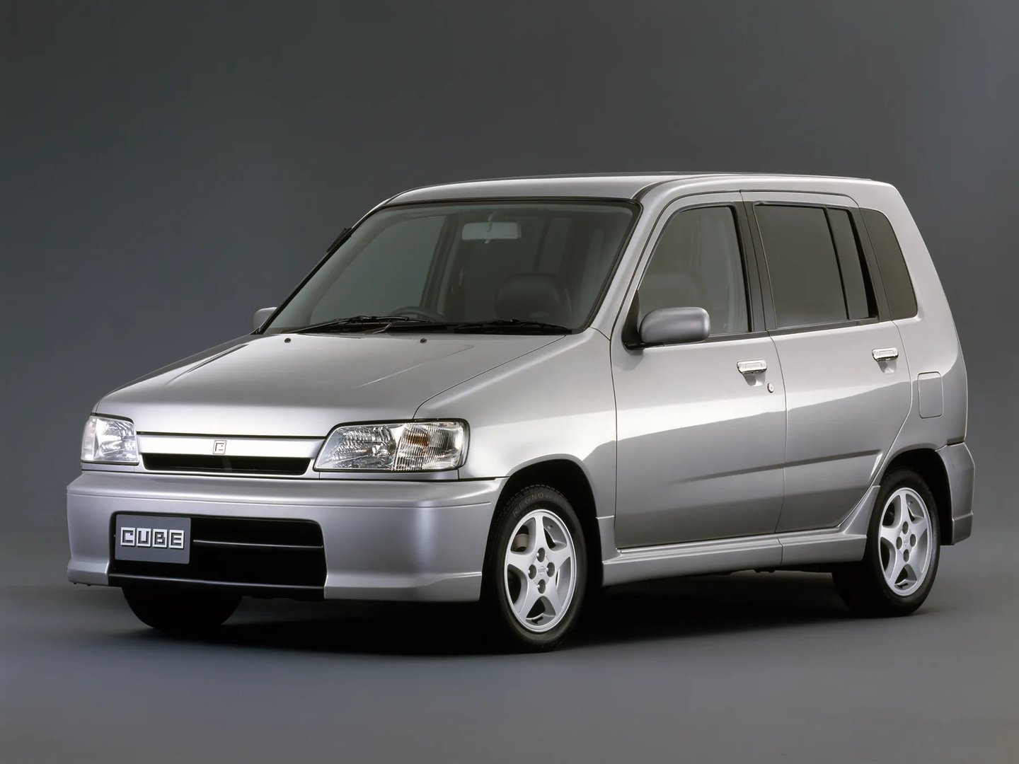 Nissan_Cube_1_generation__Compact_Van__1.jpg