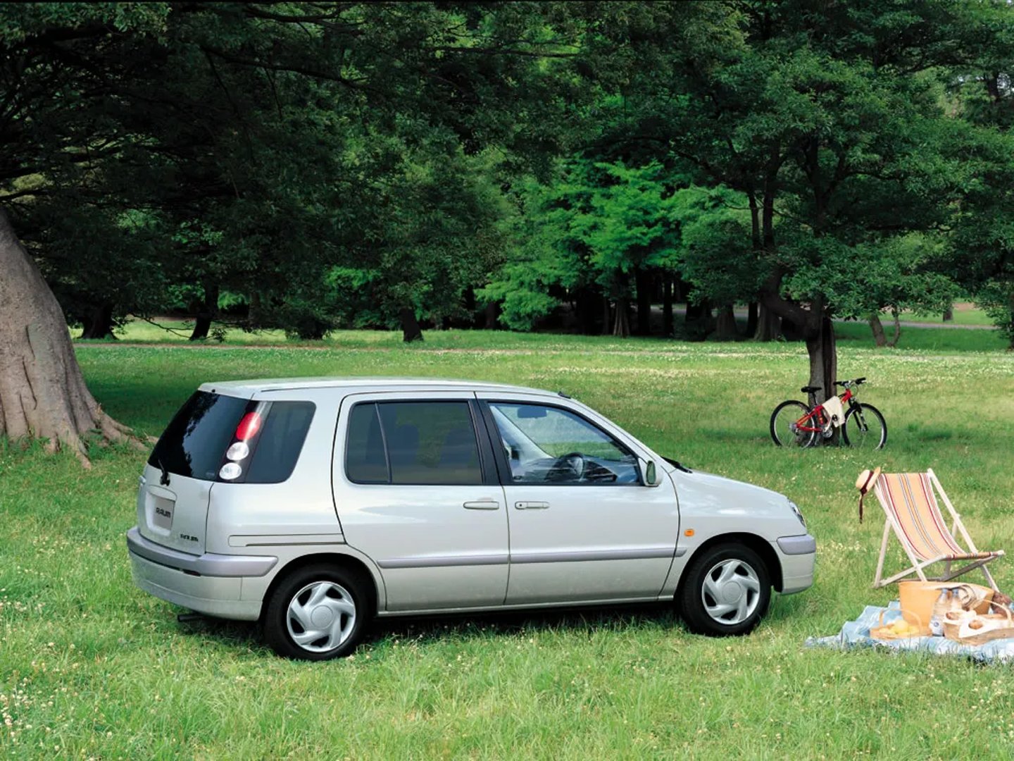 Toyota_Raum_1_generation__Compact_Van__1.jpg