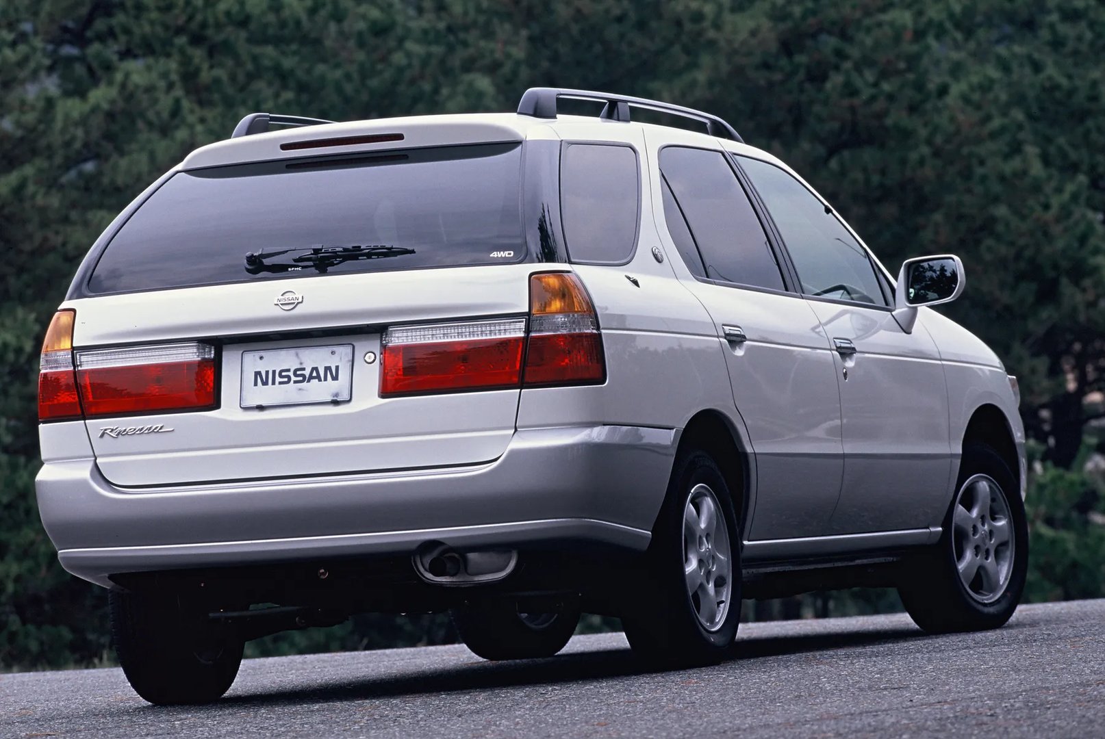 Nissan_R'nessa_1_generation__Estate_5-door__1.jpg