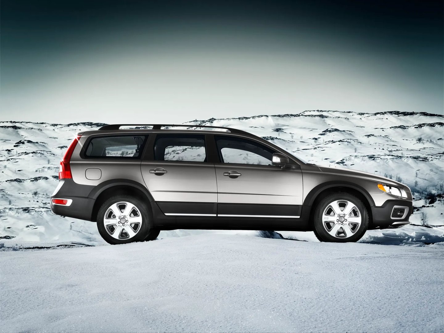 Volvo_XC70_2_generation__Estate_5-door__2.jpg