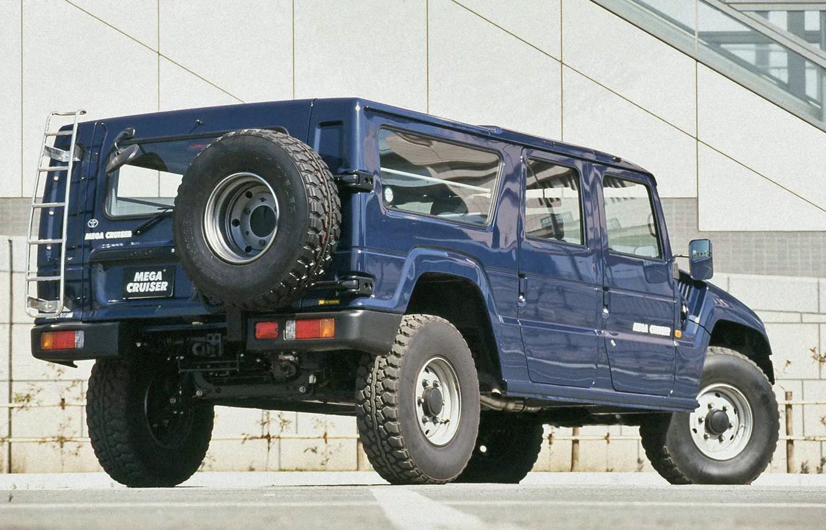 Toyota_Mega_Cruiser_1_generation__SUV_5-doors__1.jpg