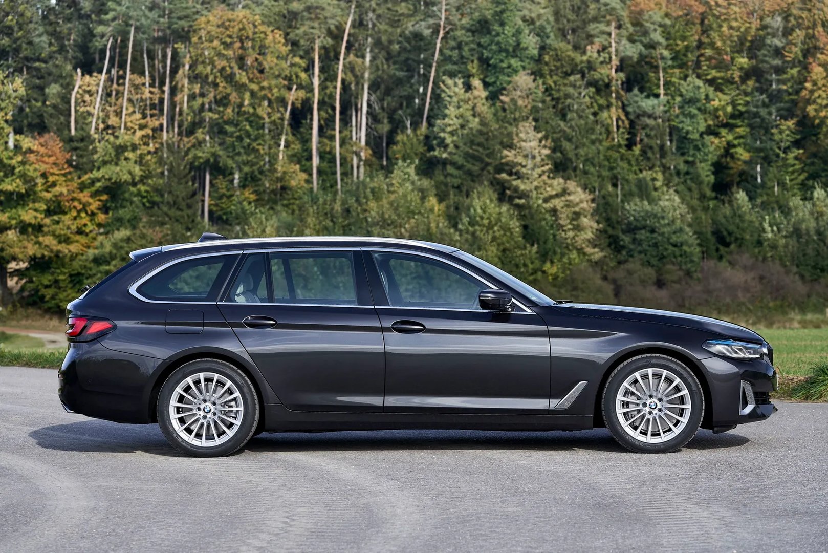 BMW_5_series_7_generation_restyling__Estate_5-door__5.jpg