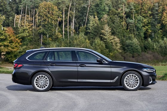BMW_5_series_7_generation_restyling__Estate_5-door__5.jpg