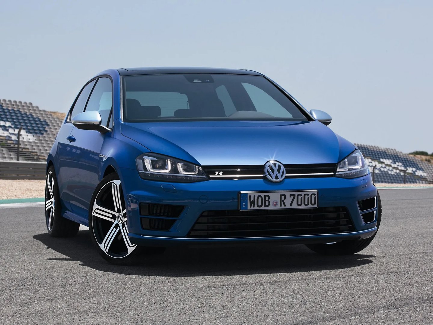 Volkswagen_Golf_R_7_generation__Hatchback_3-door__5.jpg