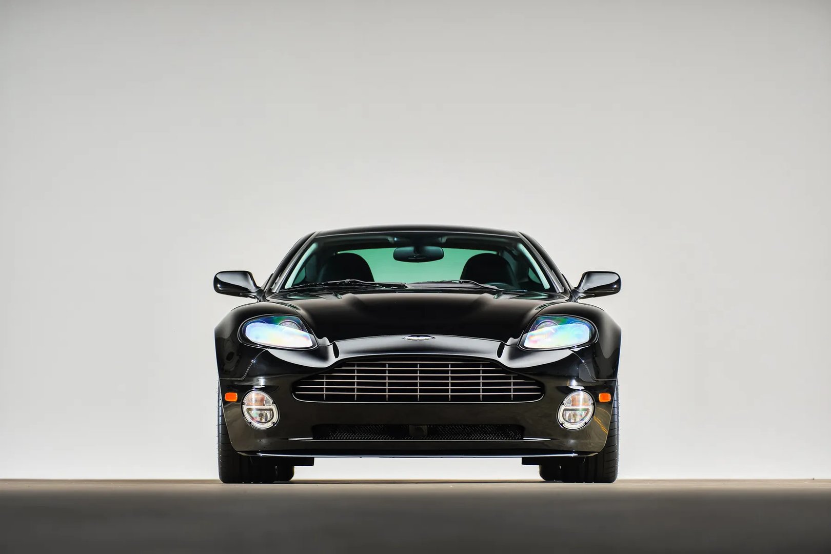 Aston Martin_Vanquish_1_generation__Coupe__4.jpg