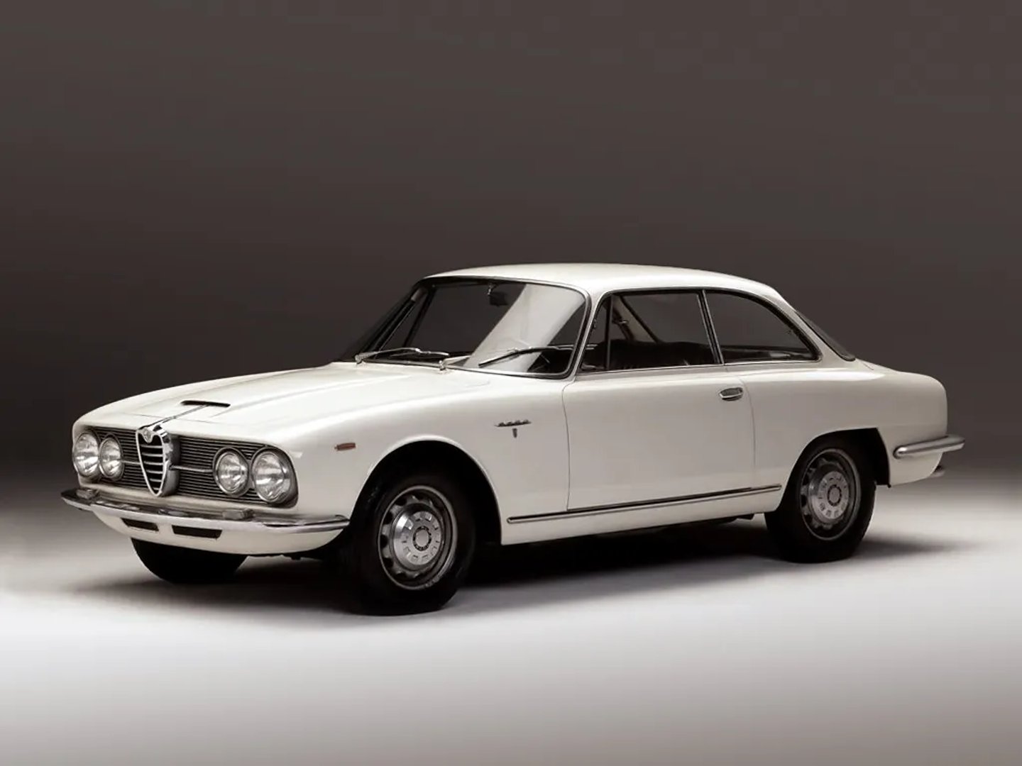 Alfa Romeo_2600_1_generation__Coupe__4.jpg