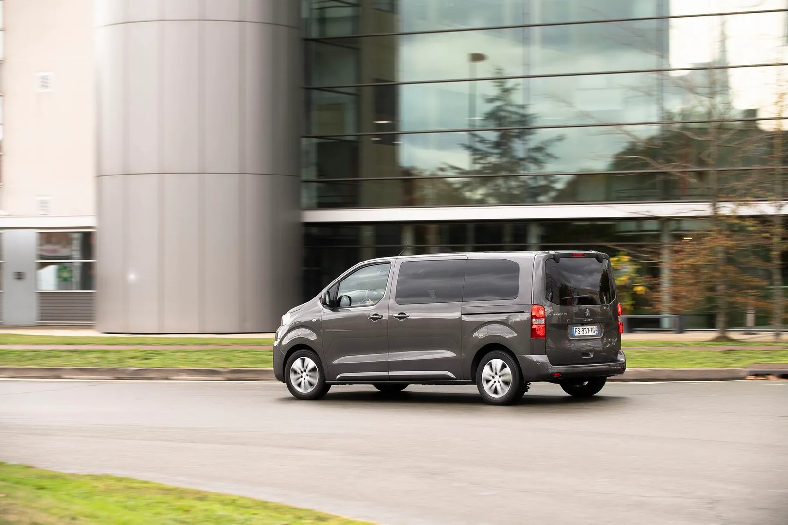 Peugeot_e-Traveller_1_generation__Minivan__10.jpg